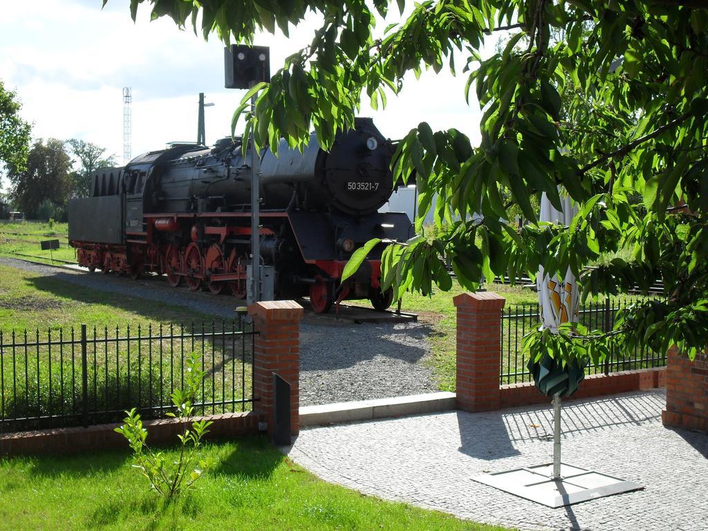 Eisenbahnromantik Hotel Meyenburg  Exterior photo